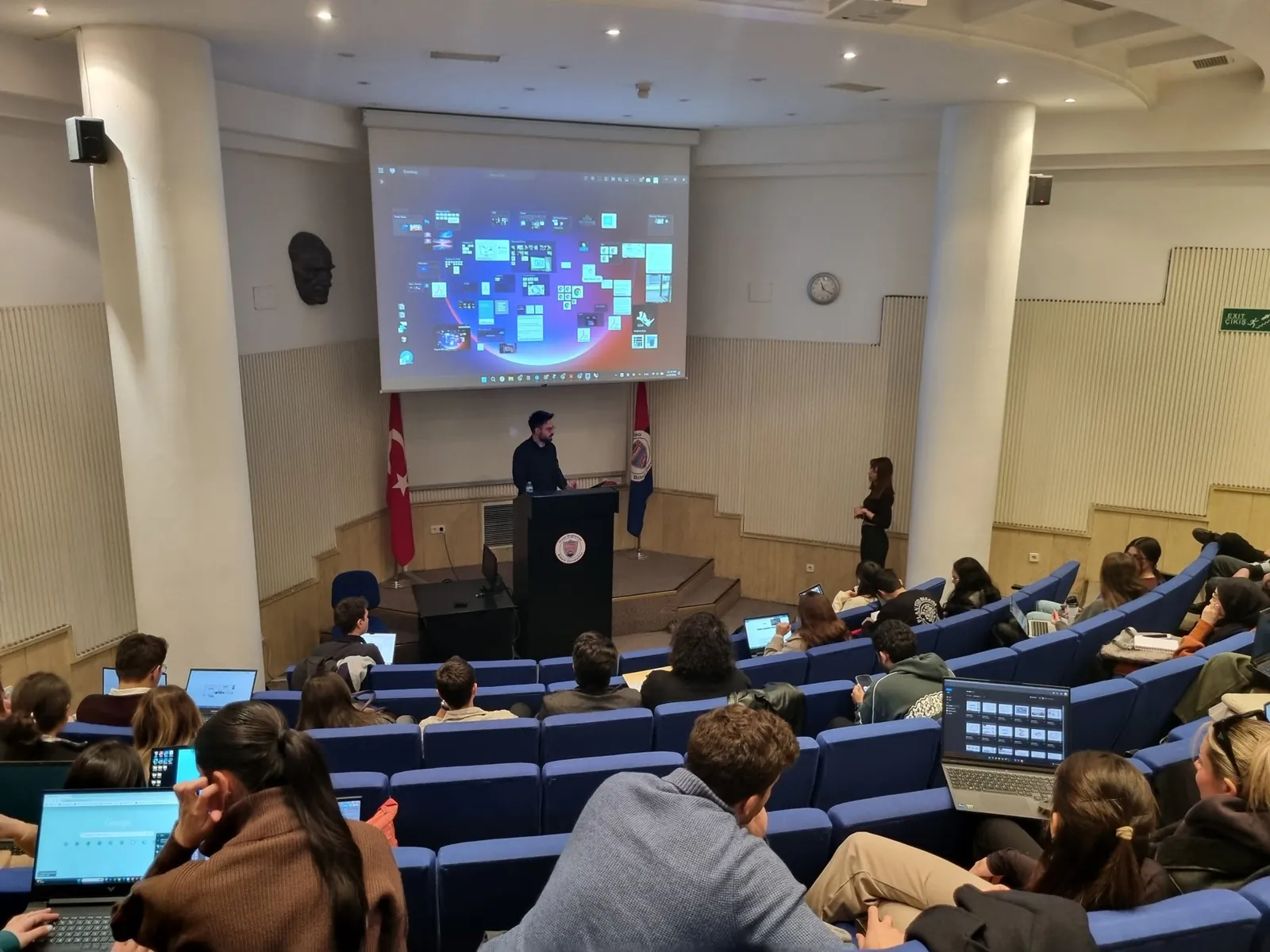 A full lecture hall with a FileMap desktop projected on the big screen